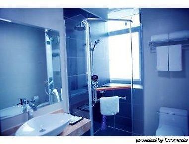 Super 8 By Wyndham Hangzhou Jiubao Transportation Center מראה חיצוני תמונה